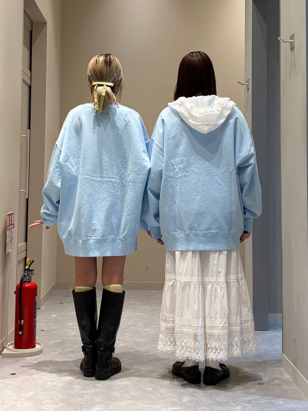 ホワイト系のシャツ/ブラウス、ブラック系のブーツ、ブラック系のローファーを着用したレディースの冬コーディネートの3枚目の写真