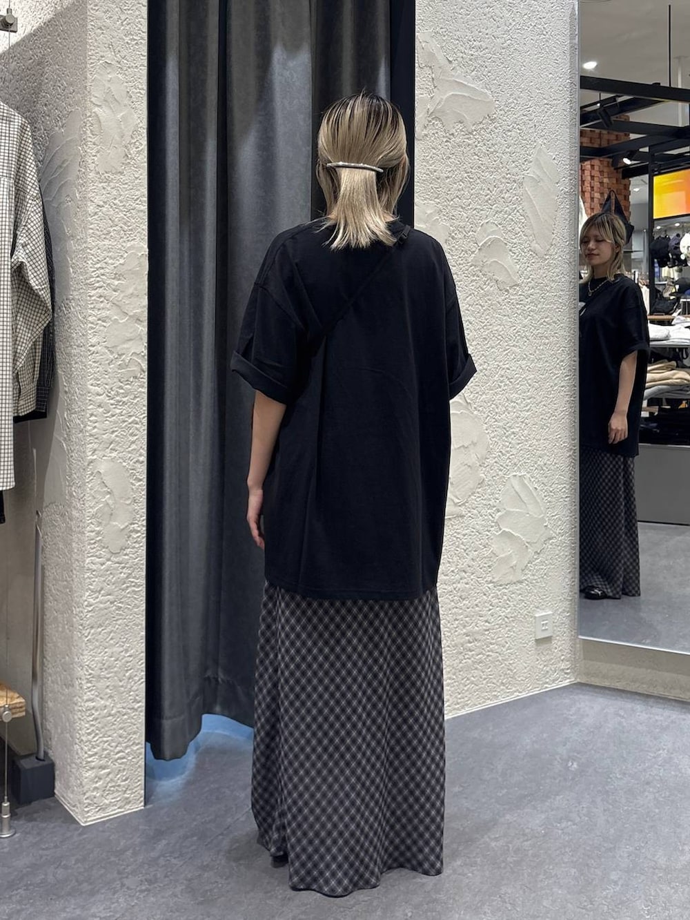 ブラウン系のショルダーバッグ、グレー系のスカート、ブラック系のTシャツ/カットソーを着用したレディースの春コーディネートの3枚目の写真