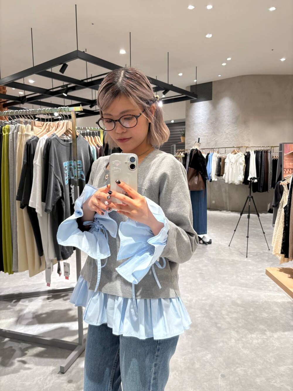 ブルー系のデニムパンツを着用したレディースの秋コーディネートの2枚目の写真