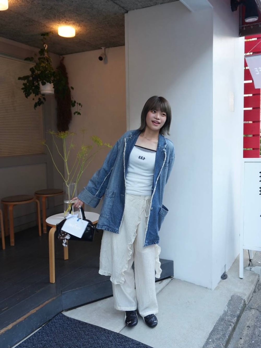 ホワイト系のその他パンツを着用したレディースの春コーディネートの3枚目の写真