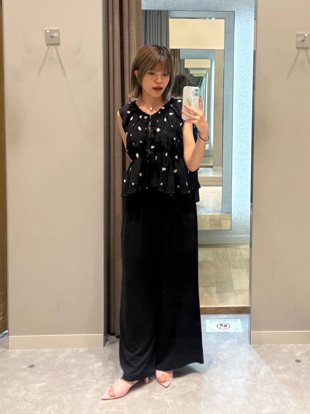 ブラック系のその他パンツ、ピンク系のサンダル、ブラック系のシャツ/ブラウスを着用したレディースの夏コーディネートの3枚目の写真