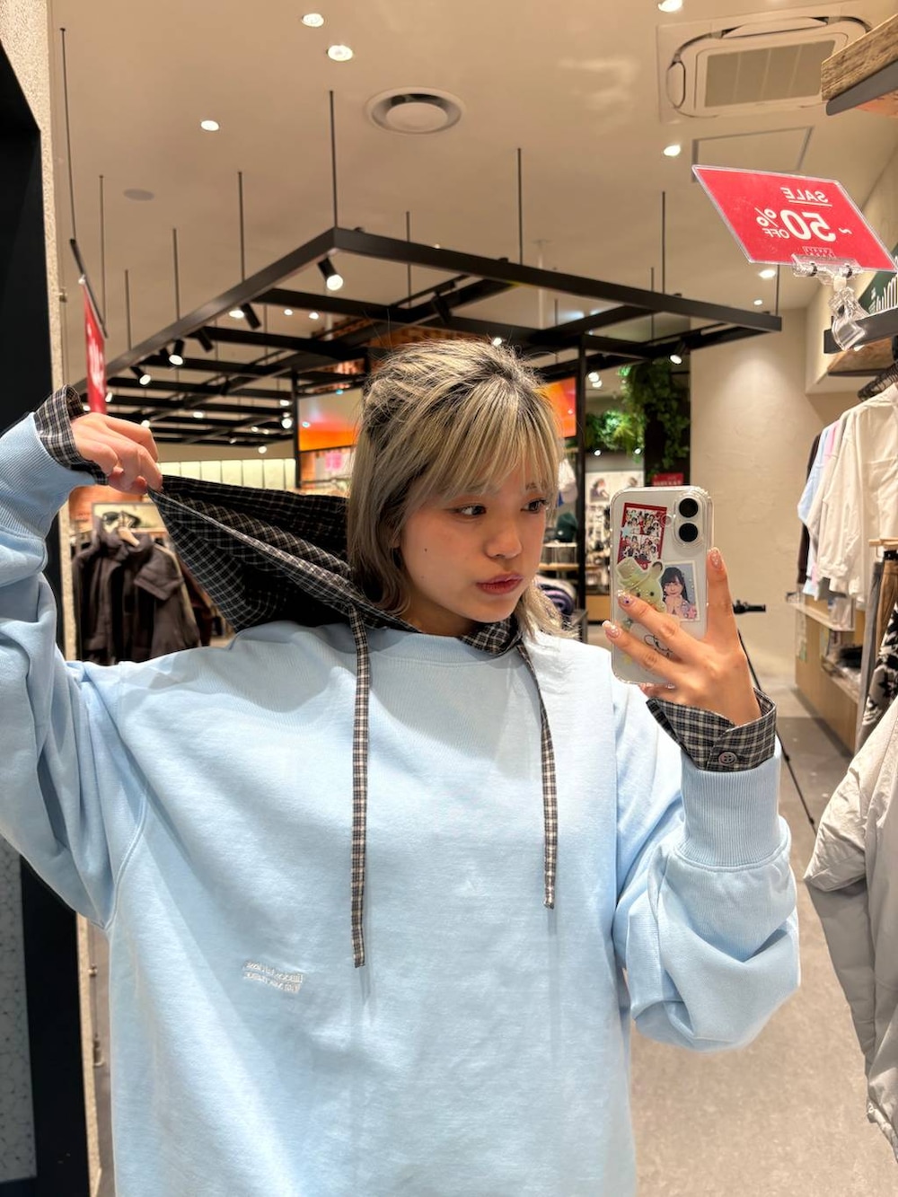 ブルー系のスウェット、グレー系のスカート、ベージュ系のシャツ/ブラウスを着用したレディースの冬コーディネートの5枚目の写真