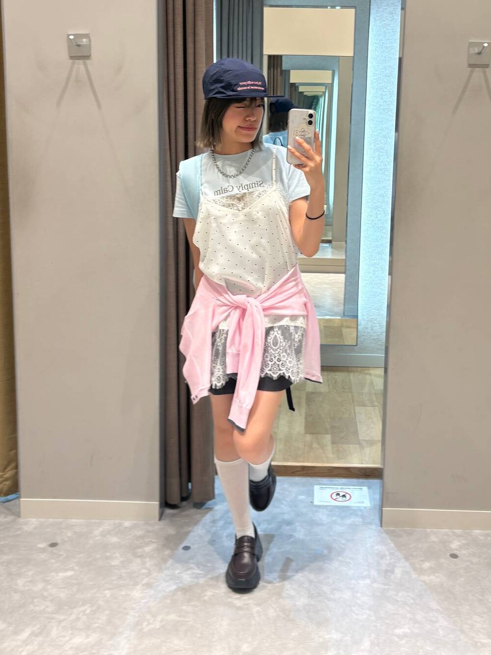 ブラウン系のローファー、グレー系のその他パンツ、ピンク系のカーディガン/ボレロを着用したレディースの夏コーディネートの5枚目の写真