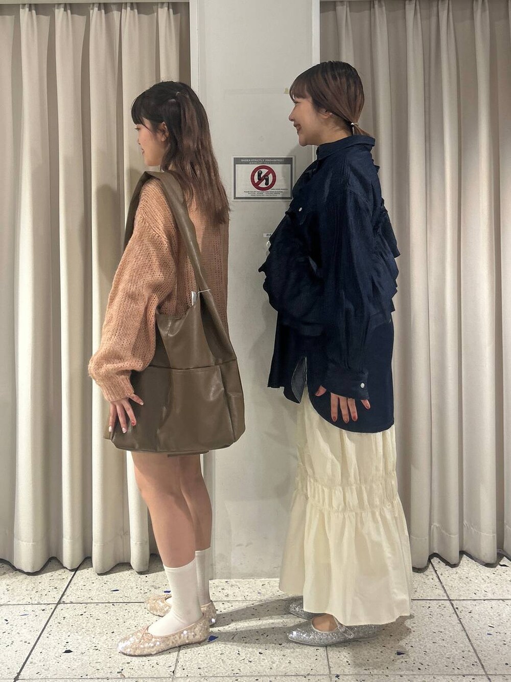 その他のTシャツ/カットソー、ブルー系のシャツ/ブラウス、シルバー系のパンプスを着用したレディースの冬コーディネートの2枚目の写真