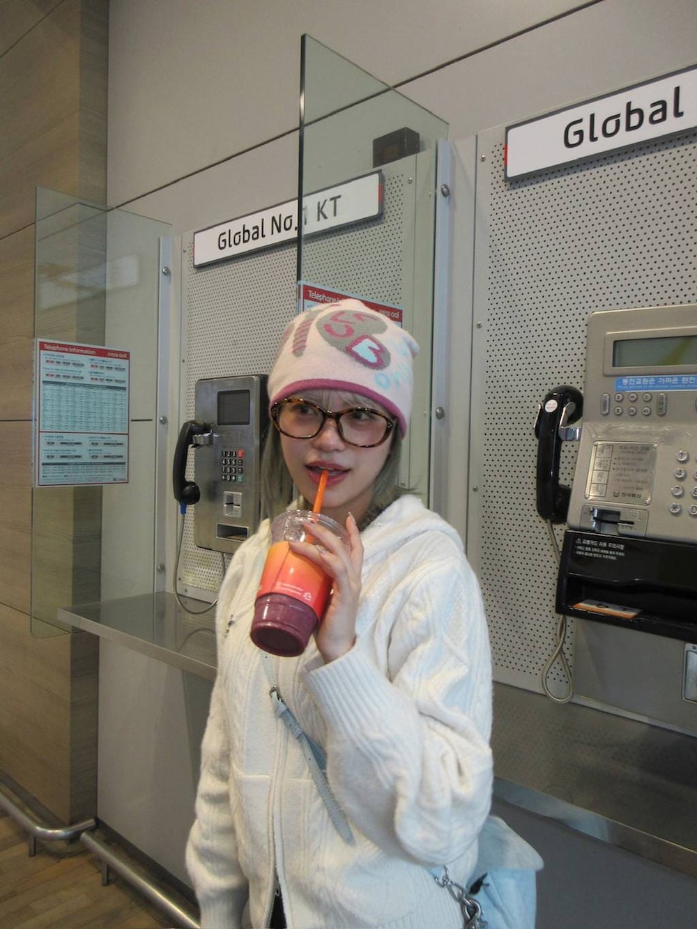 ブラウン系のスカート、ブラック系のニット/セーター、ブラック系のブーツを着用したレディースの冬コーディネートの4枚目の写真