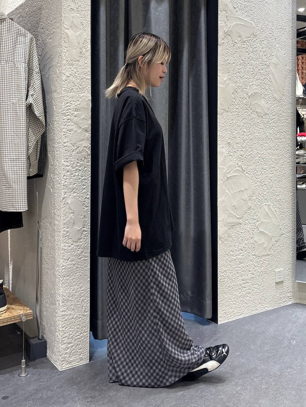 ブラウン系のショルダーバッグ、グレー系のスカート、ブラック系のTシャツ/カットソーを着用したレディースの春コーディネートの4枚目の写真