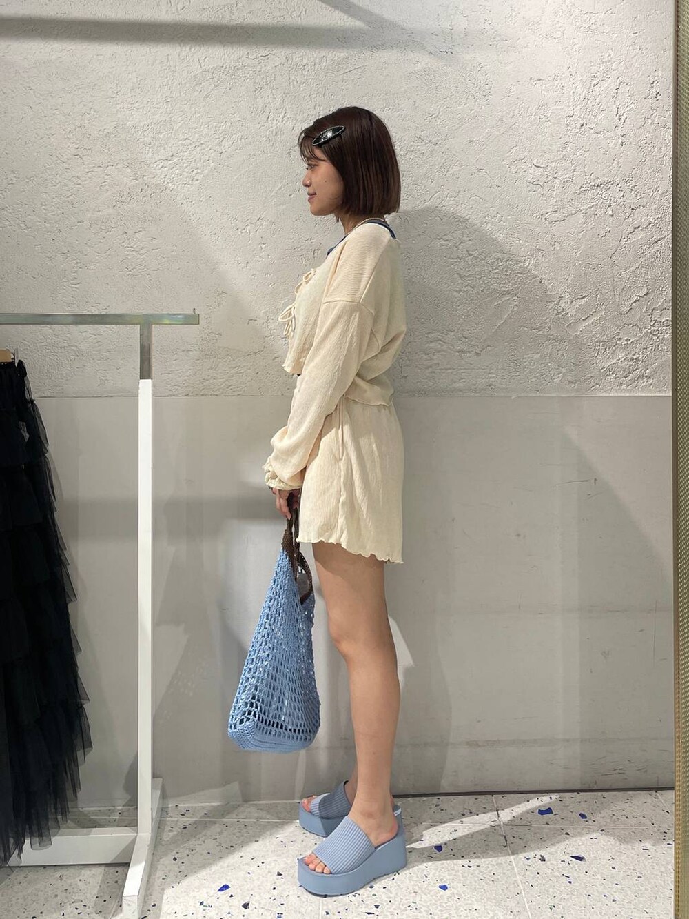 ブルー系のショルダーバッグ、ブルー系のサンダル、ブルー系のタンクトップを着用したレディースの春コーディネートの2枚目の写真