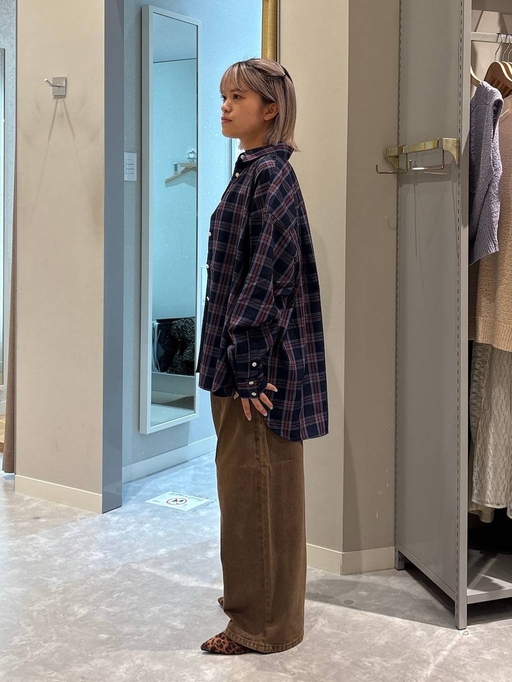 「差し色コーデ、個性派、カジュアル、楽ちんコーデ、ローリーズスタイル_LOWRYS FARM、大人女子カジュアル_LOWRYS FARM、韓国系、リラックス、ラフ、ミーハー、ベーシック/シンプル、デニムパンツ、チェック、シャツ、秋コーデ」|「LOWRYS FARMのアソートチェックBIGシャツ 525629(シャツ/ブラウス、ブルー系)」を使った、yuicoさん(レディース・157cm)の夏コーディネートの2枚目の写真