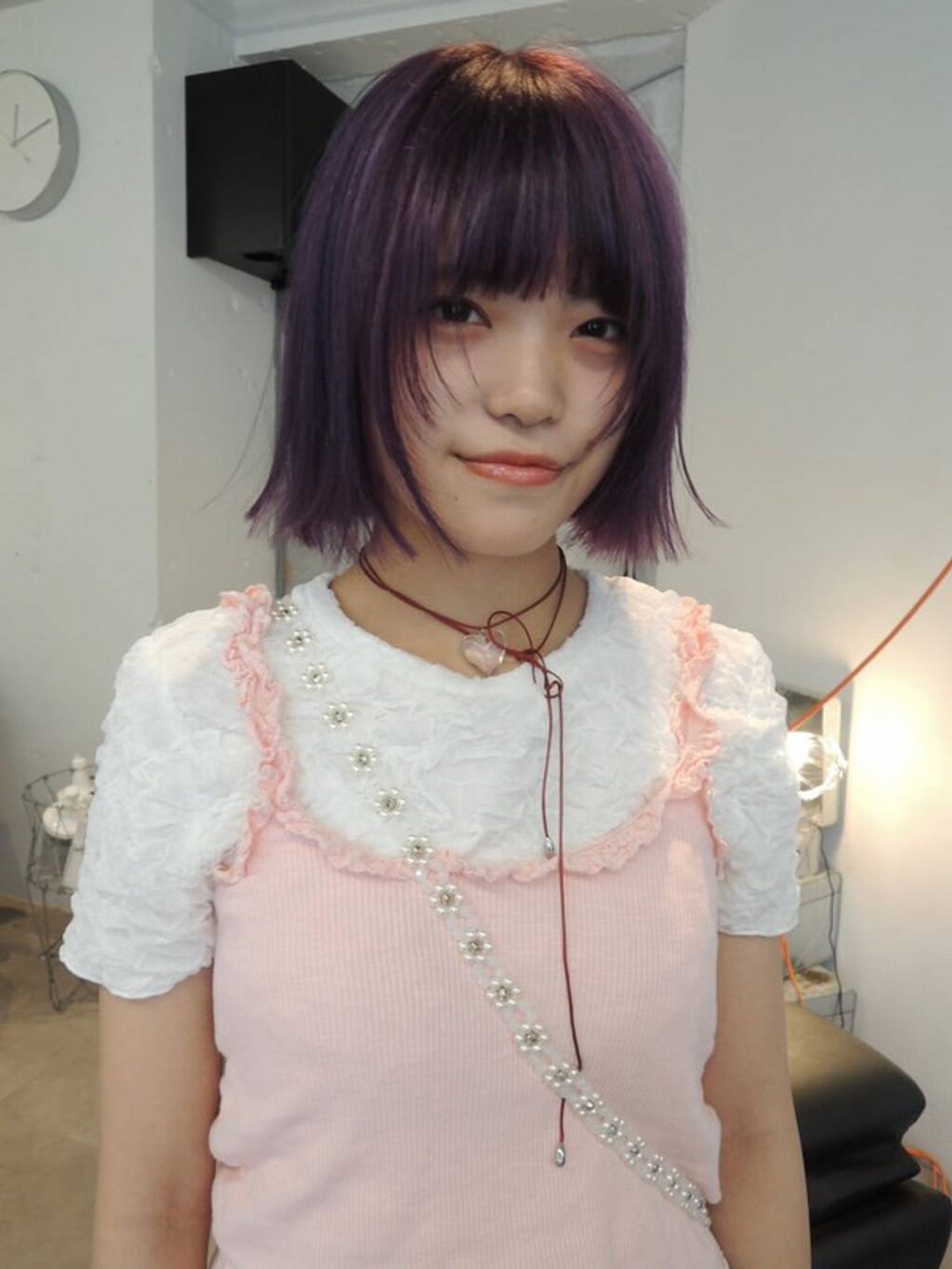 ホワイト系のTシャツ/カットソーを着用したレディースの夏コーディネートの2枚目の写真