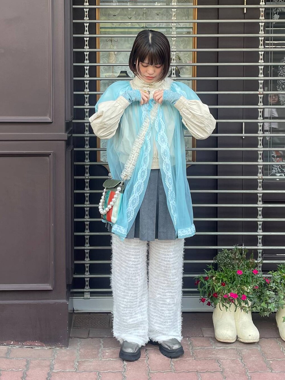 ホワイト系のその他パンツ、グレー系のスカート、シルバー系のネックレスを着用したレディースの春コーディネートの2枚目の写真