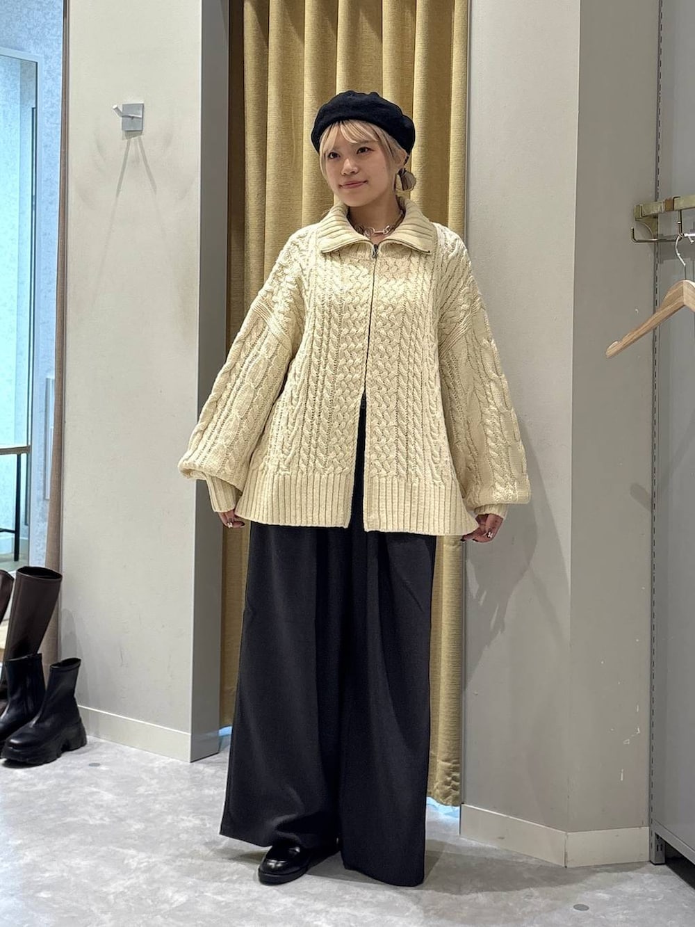 グレー系のその他パンツ、ブラック系のローファー、ホワイト系のカーディガン/ボレロを着用したレディースの秋コーディネートの4枚目の写真