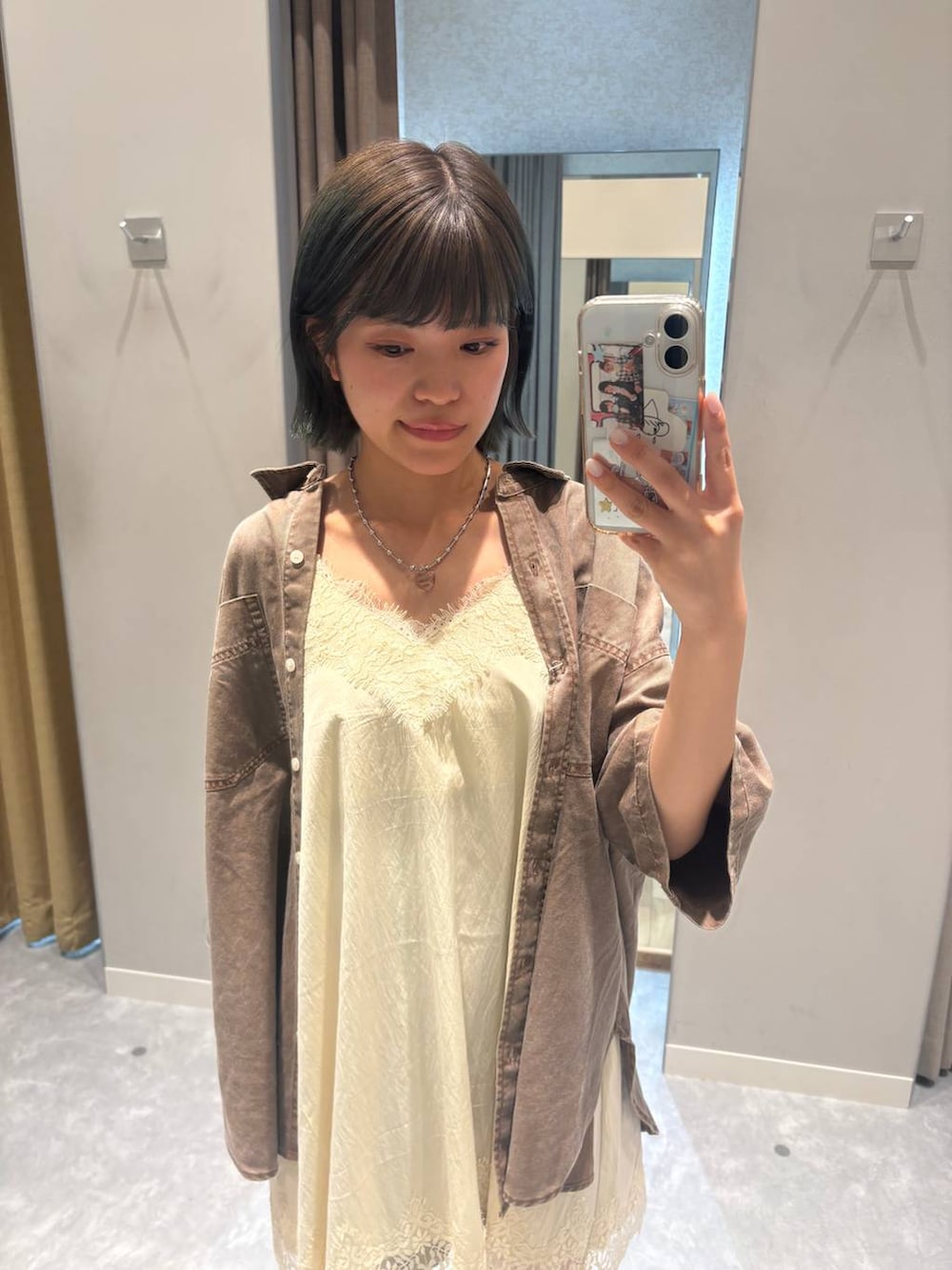 ブラウン系のローファー、ブラウン系のその他パンツ、ホワイト系のワンピースを着用したレディースの春コーディネートの2枚目の写真