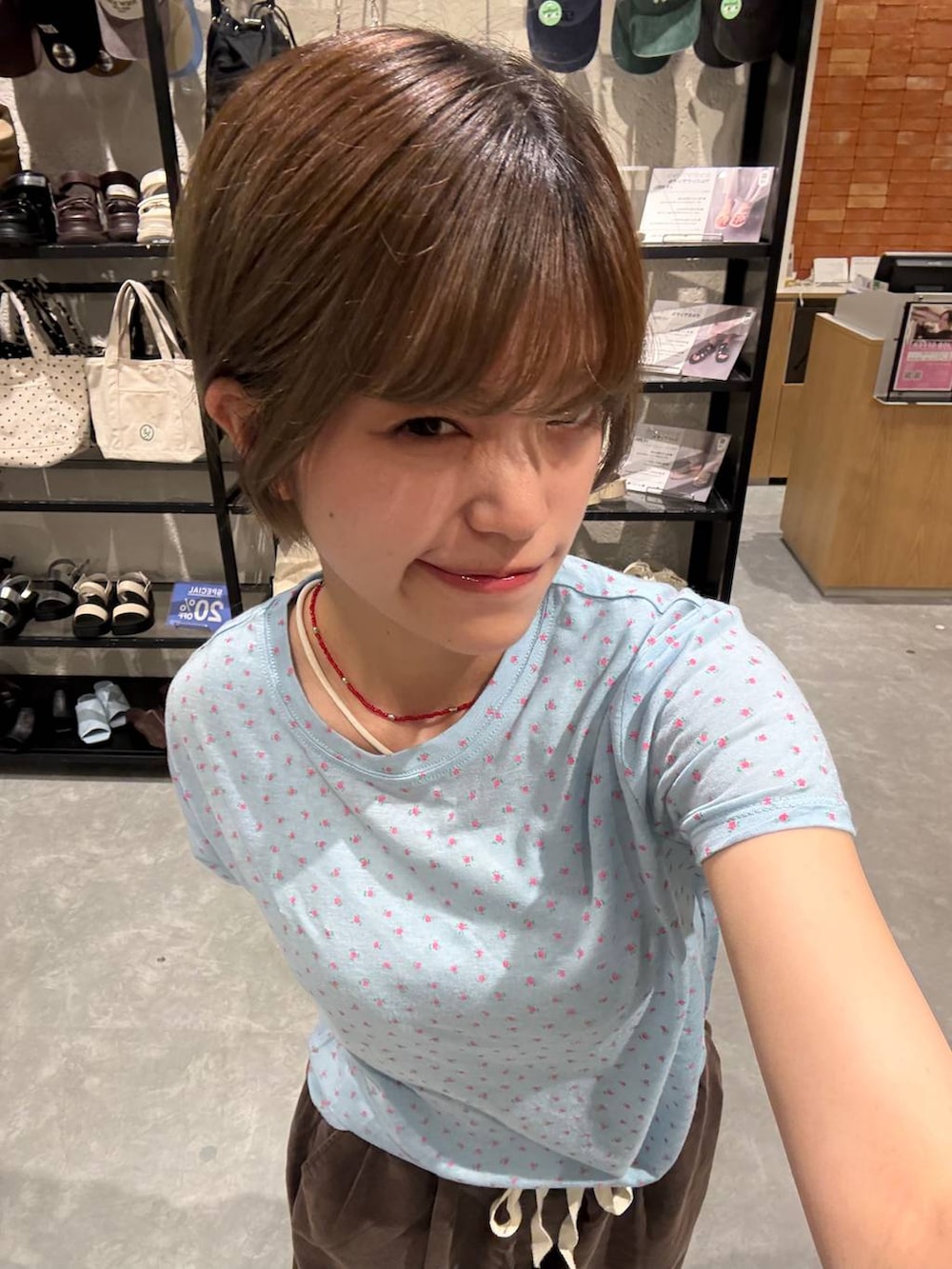 ブルー系のTシャツ/カットソー、ブラウン系のデニムパンツ、レッド系のネックレスを着用したレディースの夏コーディネートの4枚目の写真