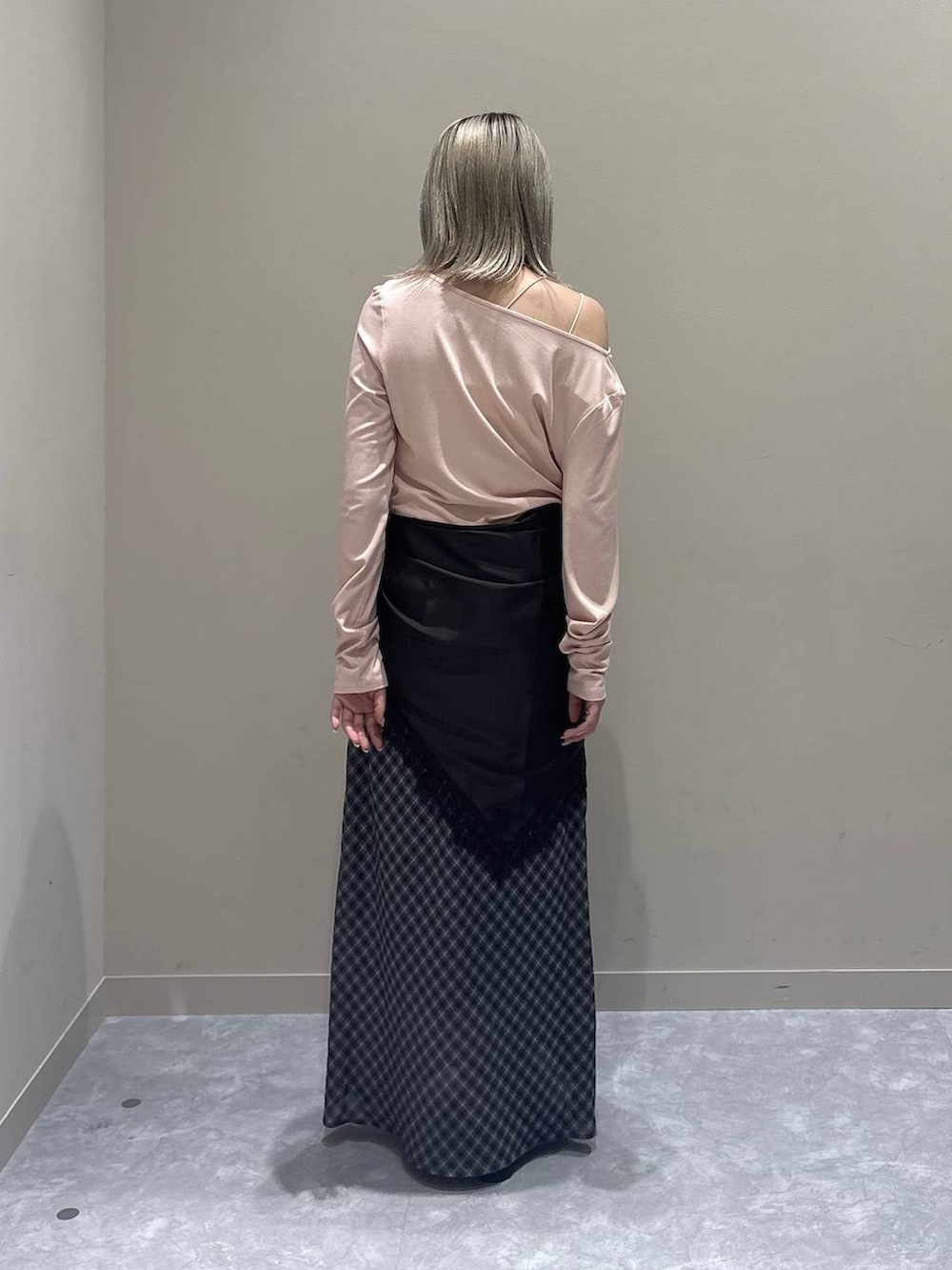 ブラック系のローファー、ピンク系のTシャツ/カットソー、グレー系のスカートを着用したレディースの冬コーディネートの3枚目の写真