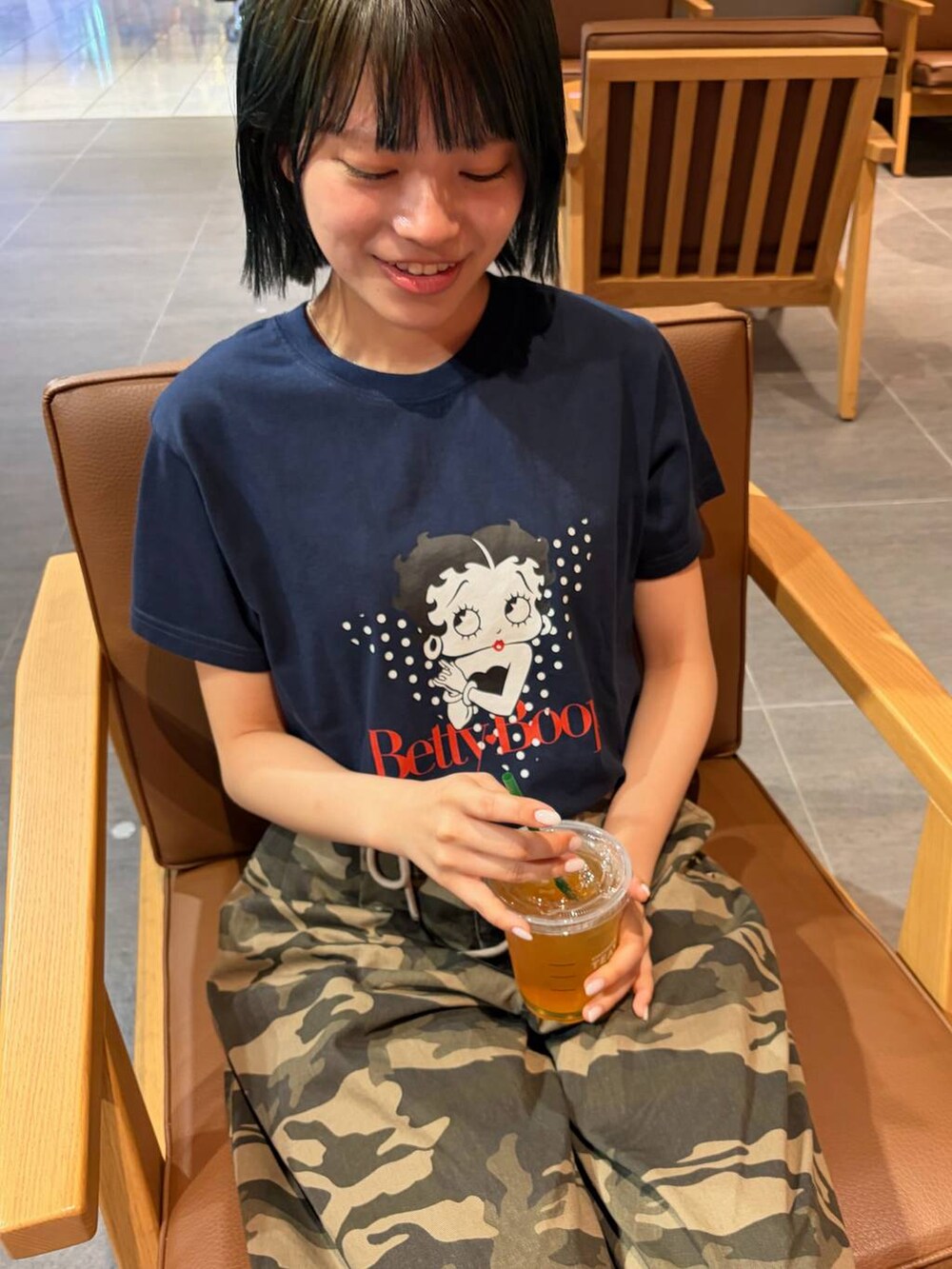 ブルー系のTシャツ/カットソーを着用したレディースの春コーディネートの4枚目の写真