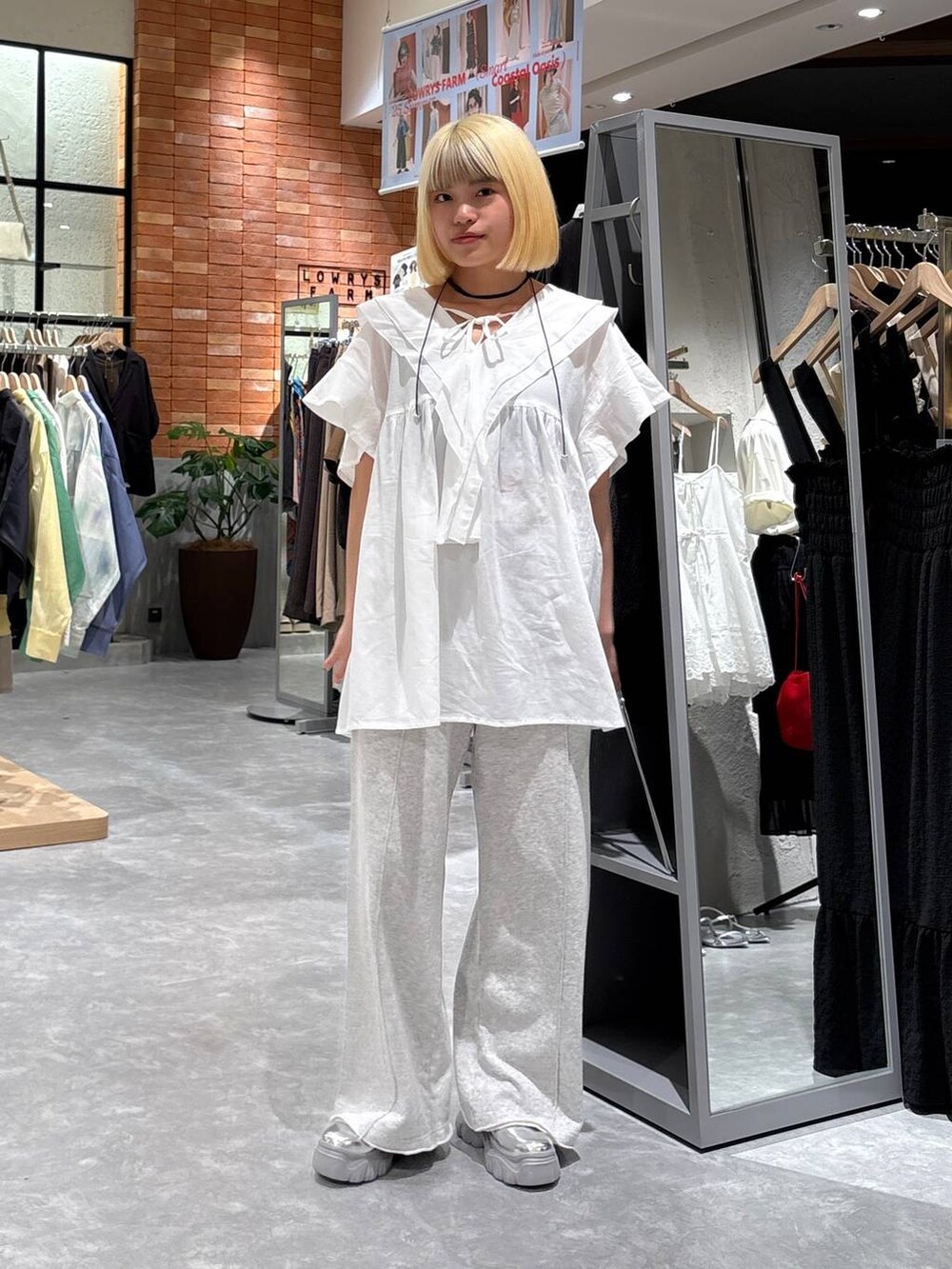 グレー系のスニーカー、グレー系のスウェットパンツ、ホワイト系のシャツ/ブラウスを着用したレディースの春コーディネートの5枚目の写真