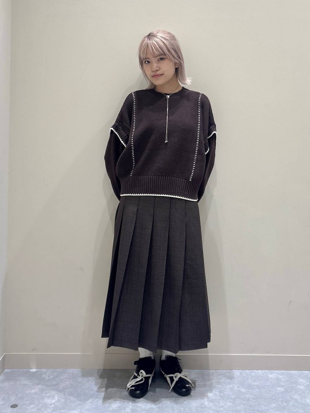 ブラウン系のニット/セーター、ブラウン系のスカートを着用したレディースの秋コーディネートの5枚目の写真