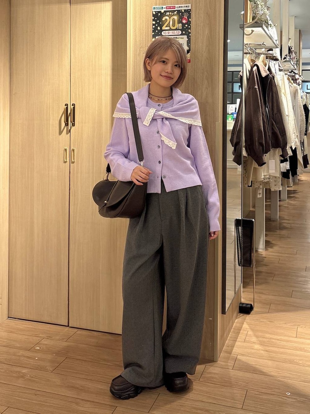 ブラウン系のショルダーバッグ、グレー系のその他パンツ、ブラウン系のローファーを着用したレディースの秋コーディネートの5枚目の写真