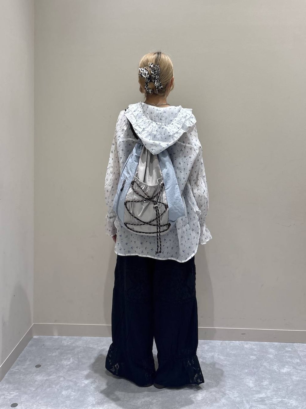 その他のシャツ/ブラウス、ブラウン系のサンダル、ブラック系のその他パンツを着用したレディースの夏コーディネートの3枚目の写真