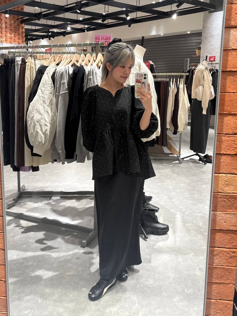 ブラック系のスカート、ブラック系のシャツ/ブラウスを着用したレディースの冬コーディネートの3枚目の写真