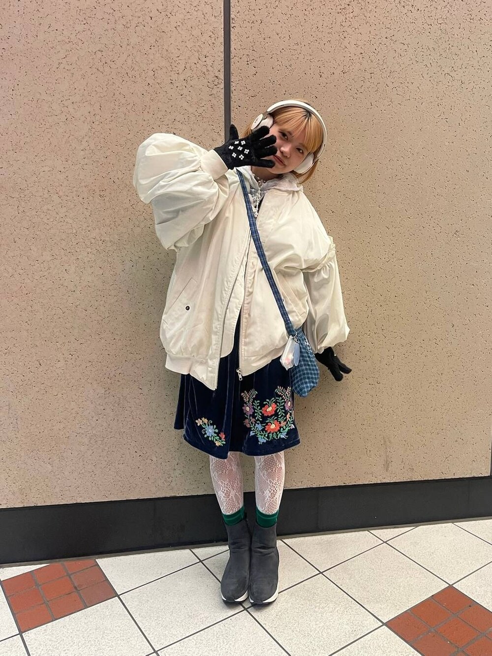 ブラック系の手袋を着用したレディースの冬コーディネートの2枚目の写真