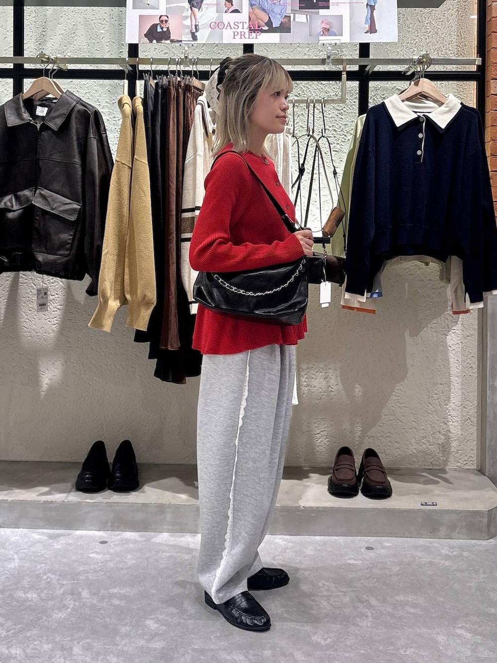 グレー系のスウェットパンツ、ブラック系のショルダーバッグ、ブラック系のローファーを着用したレディースの春コーディネートの4枚目の写真