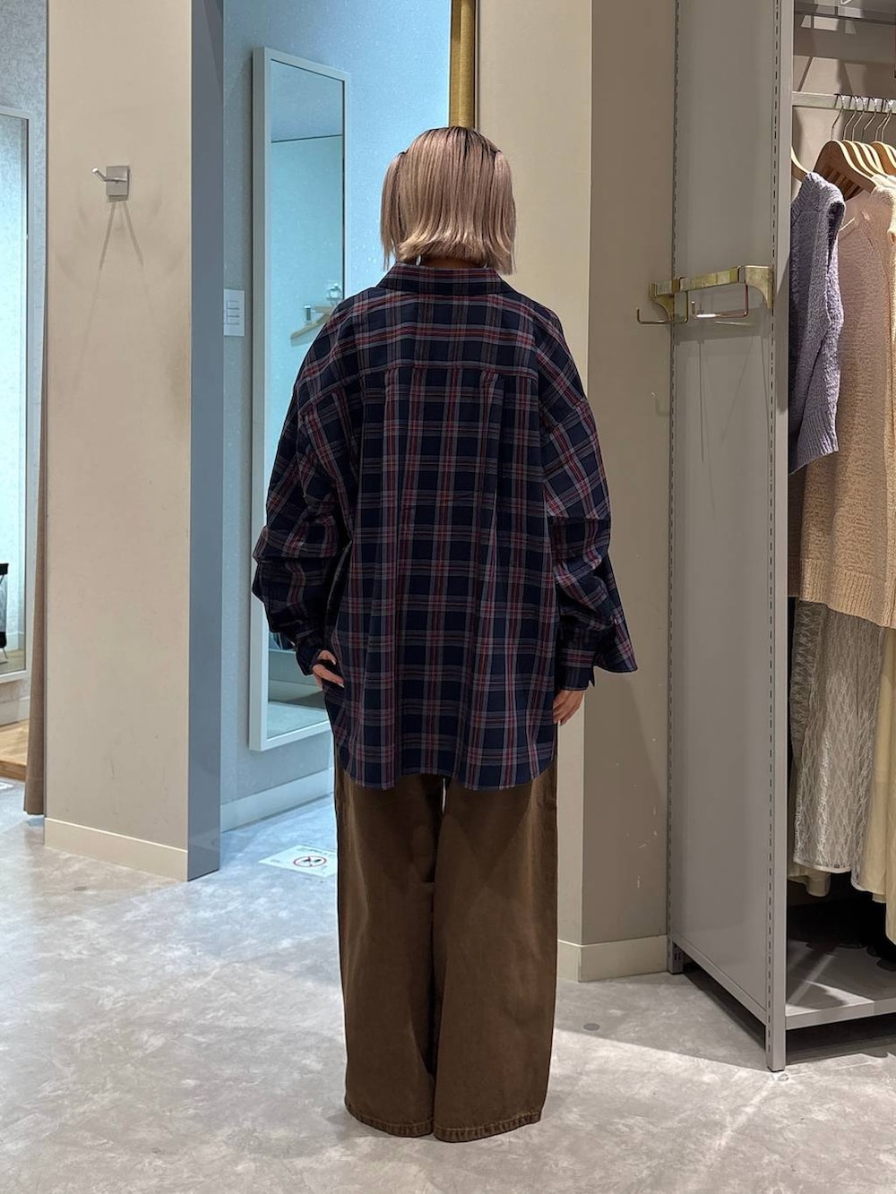 「差し色コーデ、個性派、カジュアル、楽ちんコーデ、ローリーズスタイル_LOWRYS FARM、大人女子カジュアル_LOWRYS FARM、韓国系、リラックス、ラフ、ミーハー、ベーシック/シンプル、デニムパンツ、チェック、シャツ、秋コーデ」|「LOWRYS FARMのアソートチェックBIGシャツ 525629(シャツ/ブラウス、ブルー系)」を使った、yuicoさん(レディース・157cm)の夏コーディネートの3枚目の写真