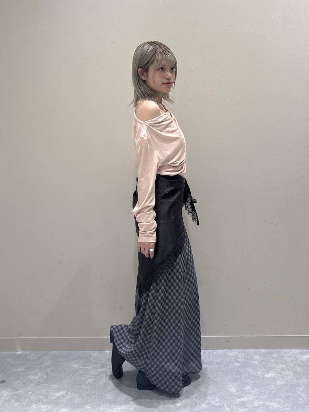 ブラック系のローファー、ピンク系のTシャツ/カットソー、グレー系のスカートを着用したレディースの冬コーディネートの2枚目の写真