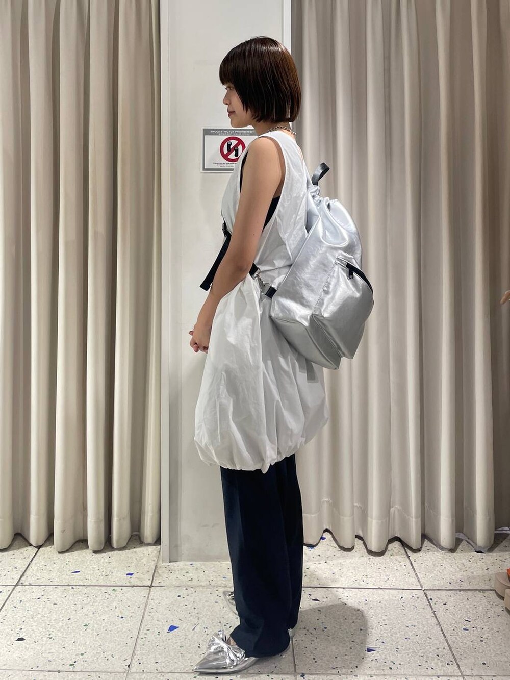 シルバー系のパンプス、ブルー系のカーゴパンツ、ホワイト系のTシャツ/カットソーを着用したレディースの夏コーディネートの2枚目の写真