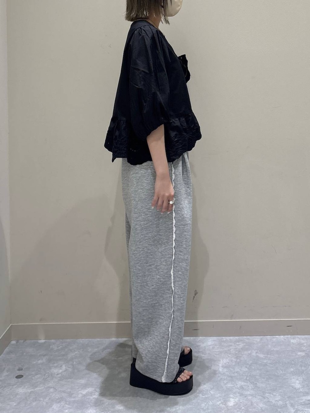 グレー系のスウェットパンツ、ブラック系のサンダル、グレー系のキャミソールを着用したレディースの春コーディネートの4枚目の写真