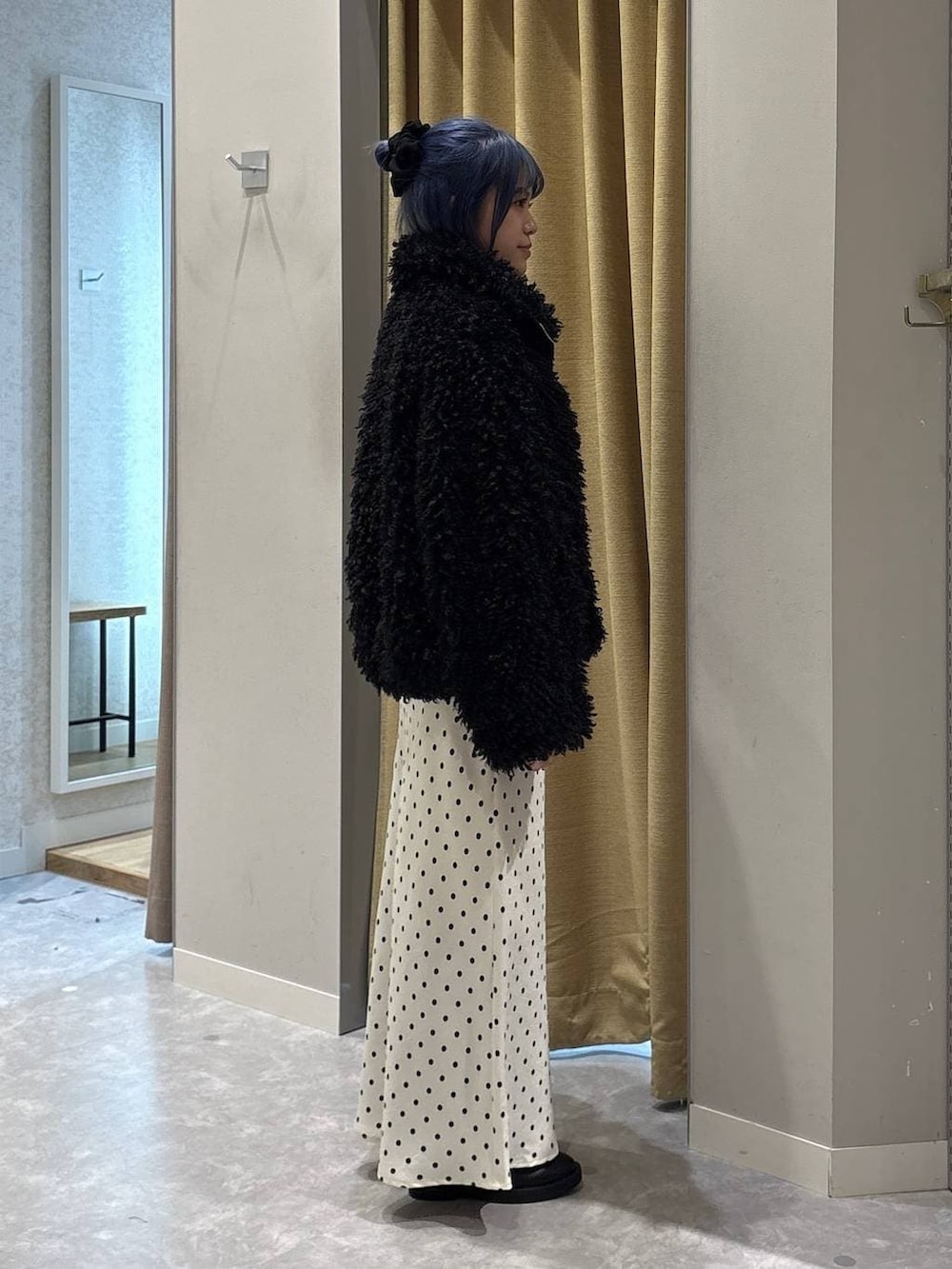 ホワイト系のスカート、ピンク系のTシャツ/カットソー、ブラック系のブーツを着用したレディースの冬コーディネートの4枚目の写真