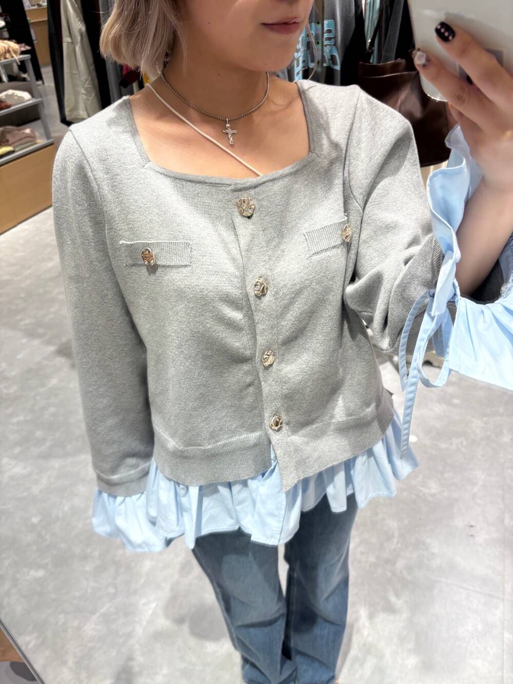 ブルー系のデニムパンツを着用したレディースの秋コーディネートの3枚目の写真