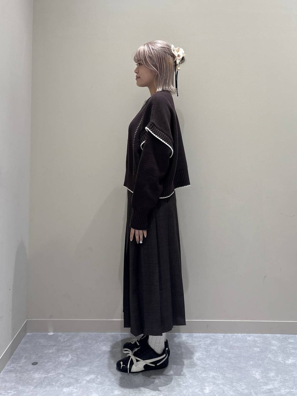 ブラウン系のニット/セーター、ブラウン系のスカートを着用したレディースの秋コーディネートの4枚目の写真