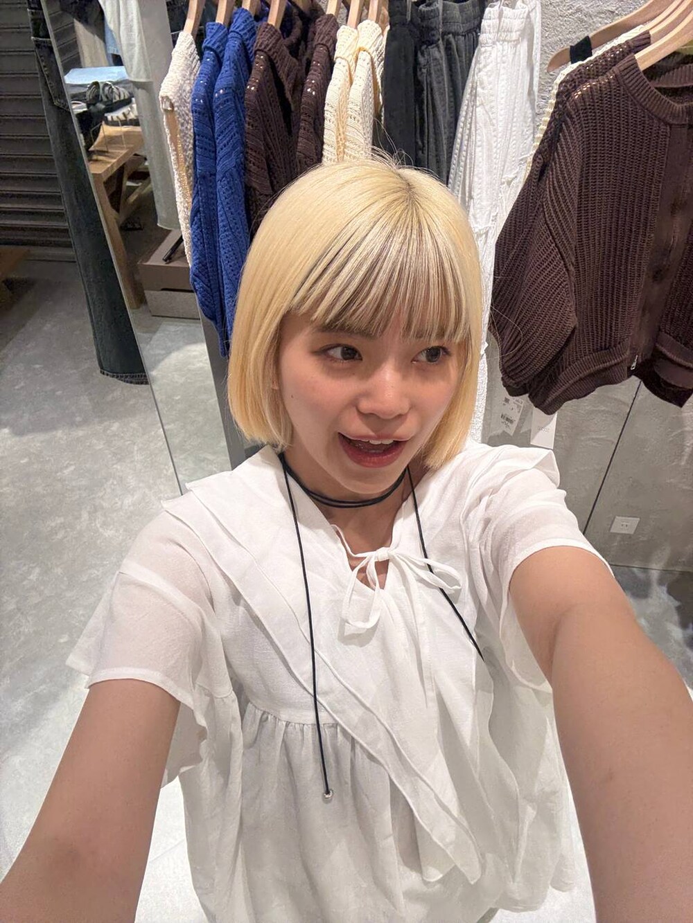 ホワイト系のシャツ/ブラウス、グレー系のネックレスを着用したレディースの春コーディネートの3枚目の写真