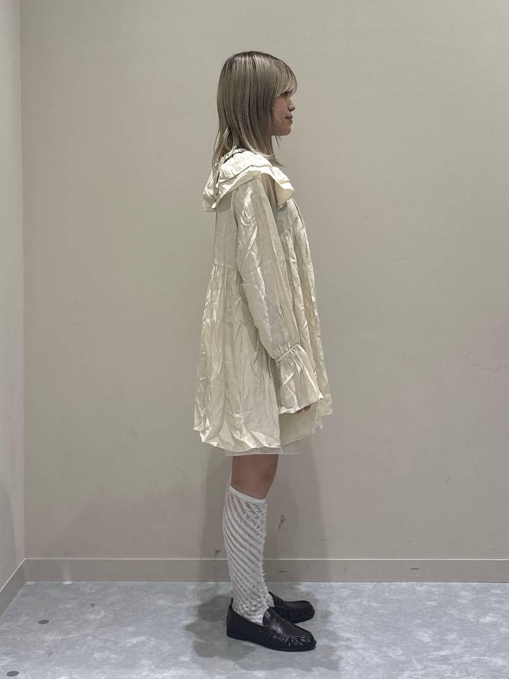 ホワイト系のその他パンツ、ブラウン系のローファー、グレー系のタンクトップを着用したレディースの春コーディネートの4枚目の写真