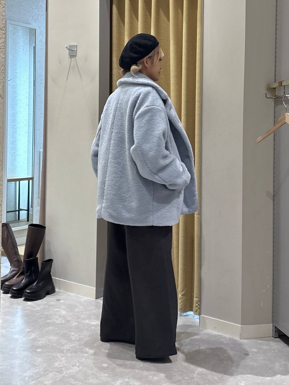 ブラウン系のニット/セーター、ブルー系のその他アウター、グレー系のその他パンツを着用したレディースの秋コーディネートの3枚目の写真