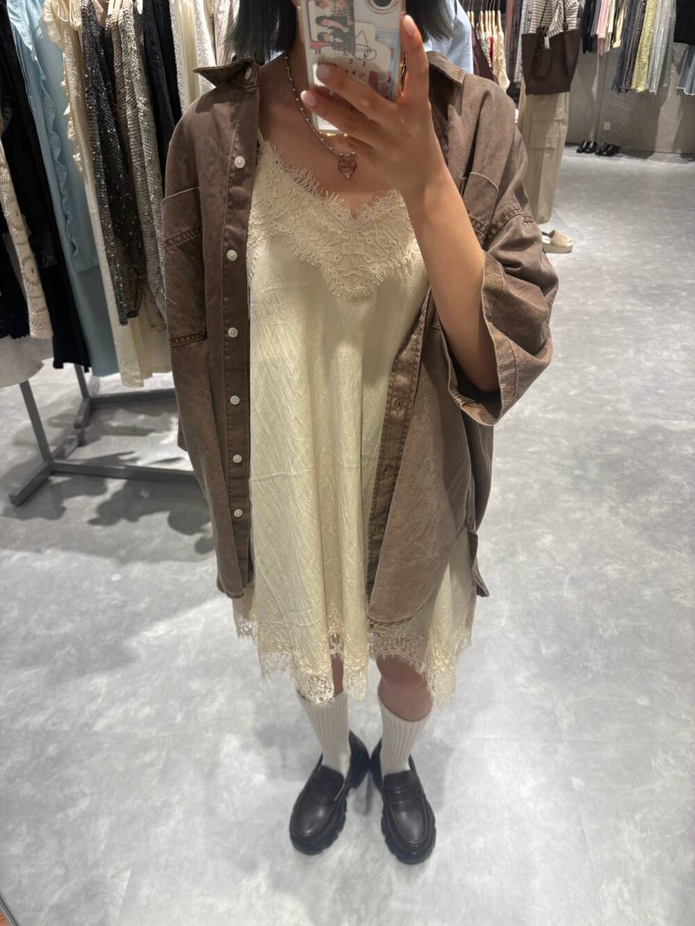 ブラウン系のローファー、ブラウン系のその他パンツ、ホワイト系のワンピースを着用したレディースの春コーディネートの4枚目の写真