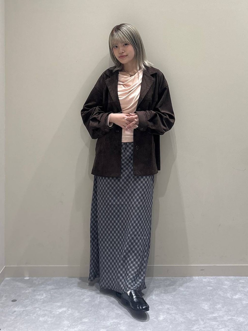 ブラウン系のテーラードジャケット、ブラック系のローファー、ピンク系のTシャツ/カットソーを着用したレディースの春コーディネートの5枚目の写真