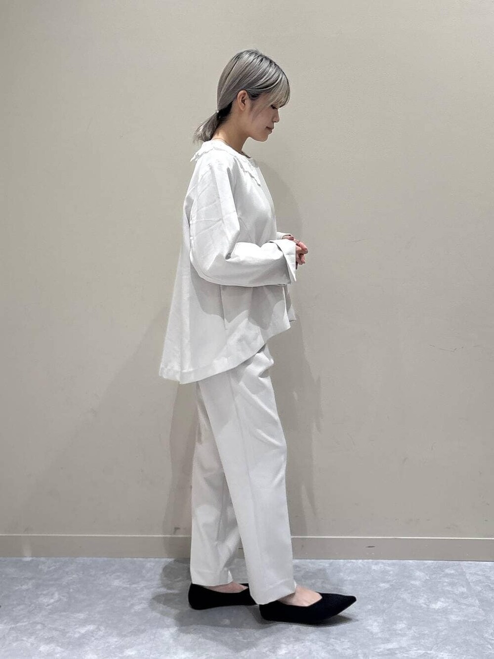 ホワイト系のテーラードジャケット、ホワイト系のその他パンツ、ブラック系のパンプスを着用したレディースの冬コーディネートの2枚目の写真