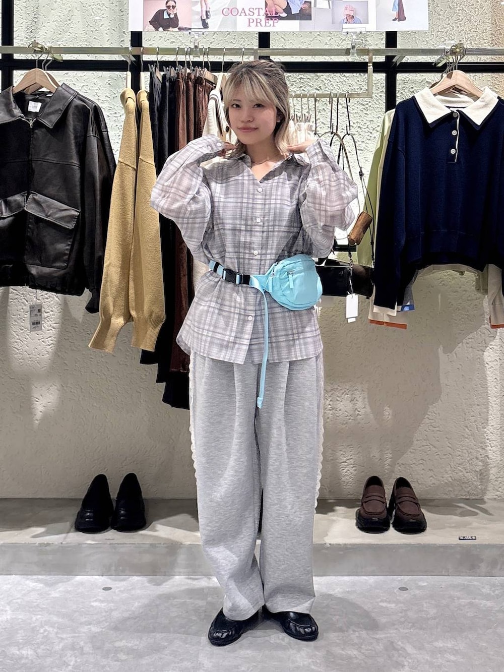 グレー系のスウェットパンツ、その他のシャツ/ブラウス、ブルー系のボディバッグ/ウエストポーチを着用したレディースの春コーディネートの5枚目の写真