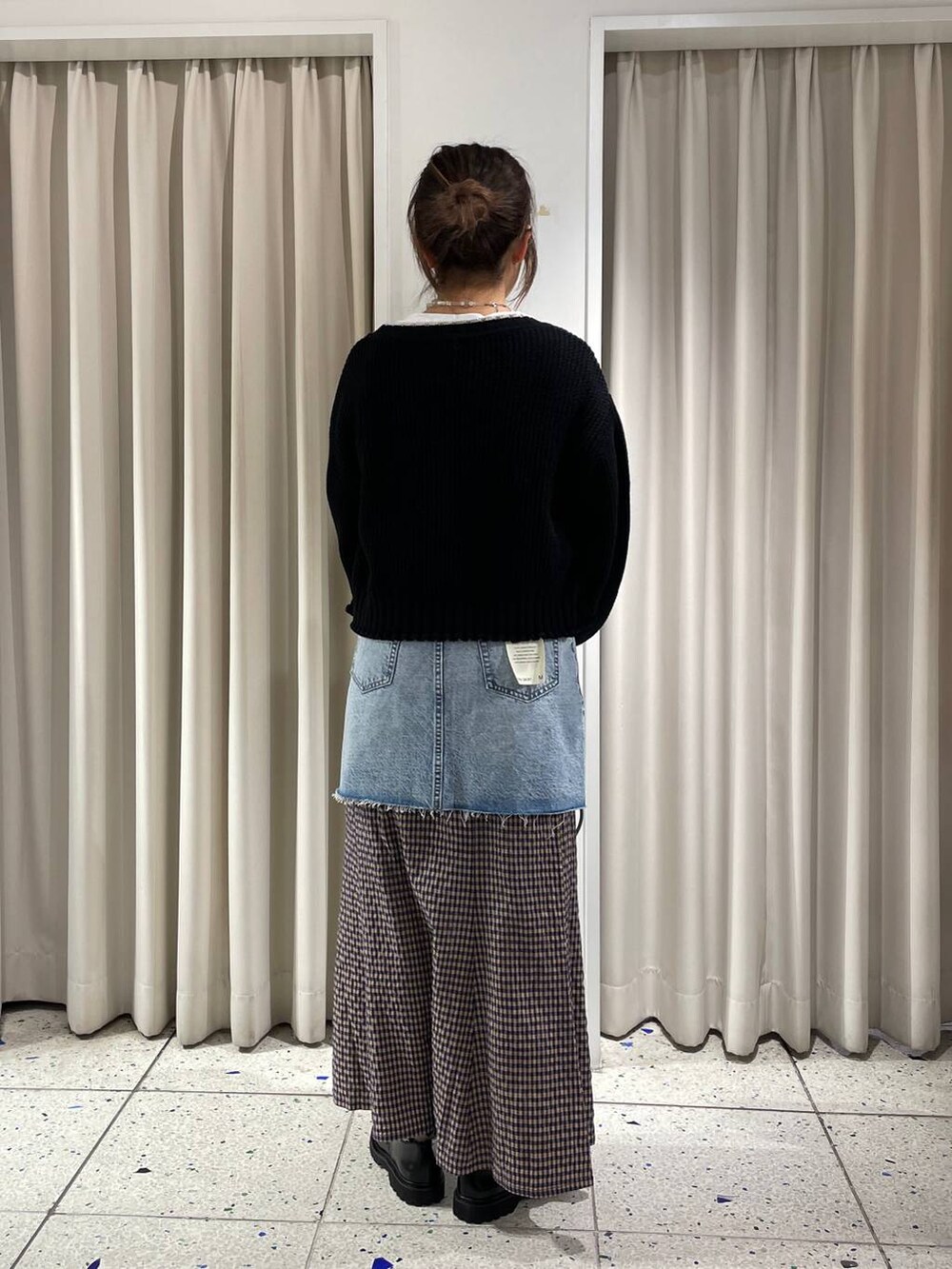 ブラック系のモカシン/デッキシューズ、ブラック系のカーディガン/ボレロ、ブラック系のショルダーバッグを着用したレディースの春コーディネートの3枚目の写真