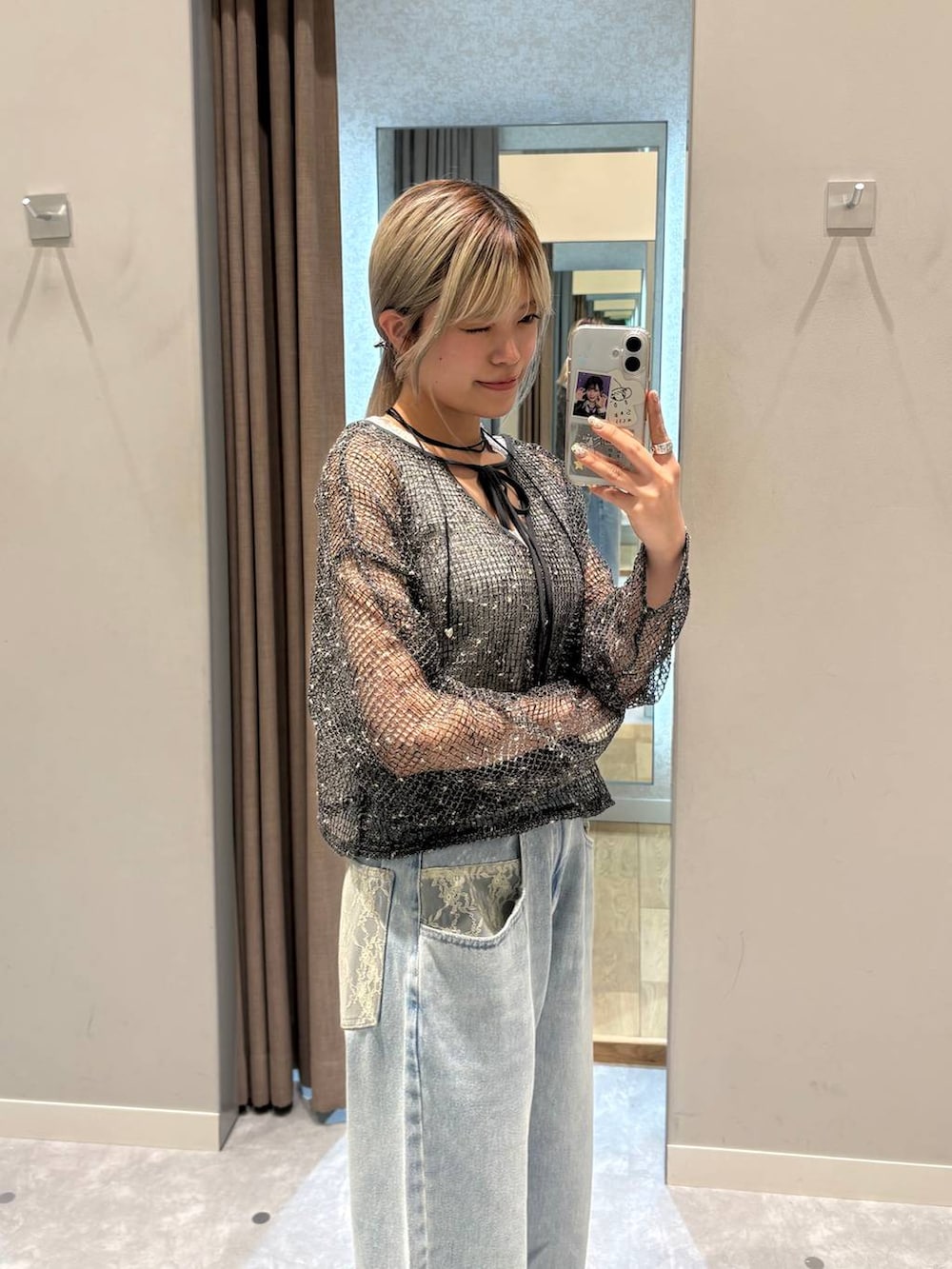 ブルー系のデニムパンツ、グレー系のタンクトップ、グレー系のその他トップスを着用したレディースの春コーディネートの2枚目の写真