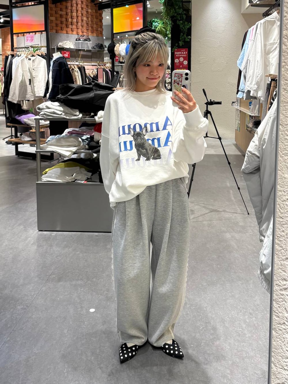 グレー系のスウェットパンツ、その他のパンプス、ホワイト系のスウェットを着用したレディースの冬コーディネートの3枚目の写真