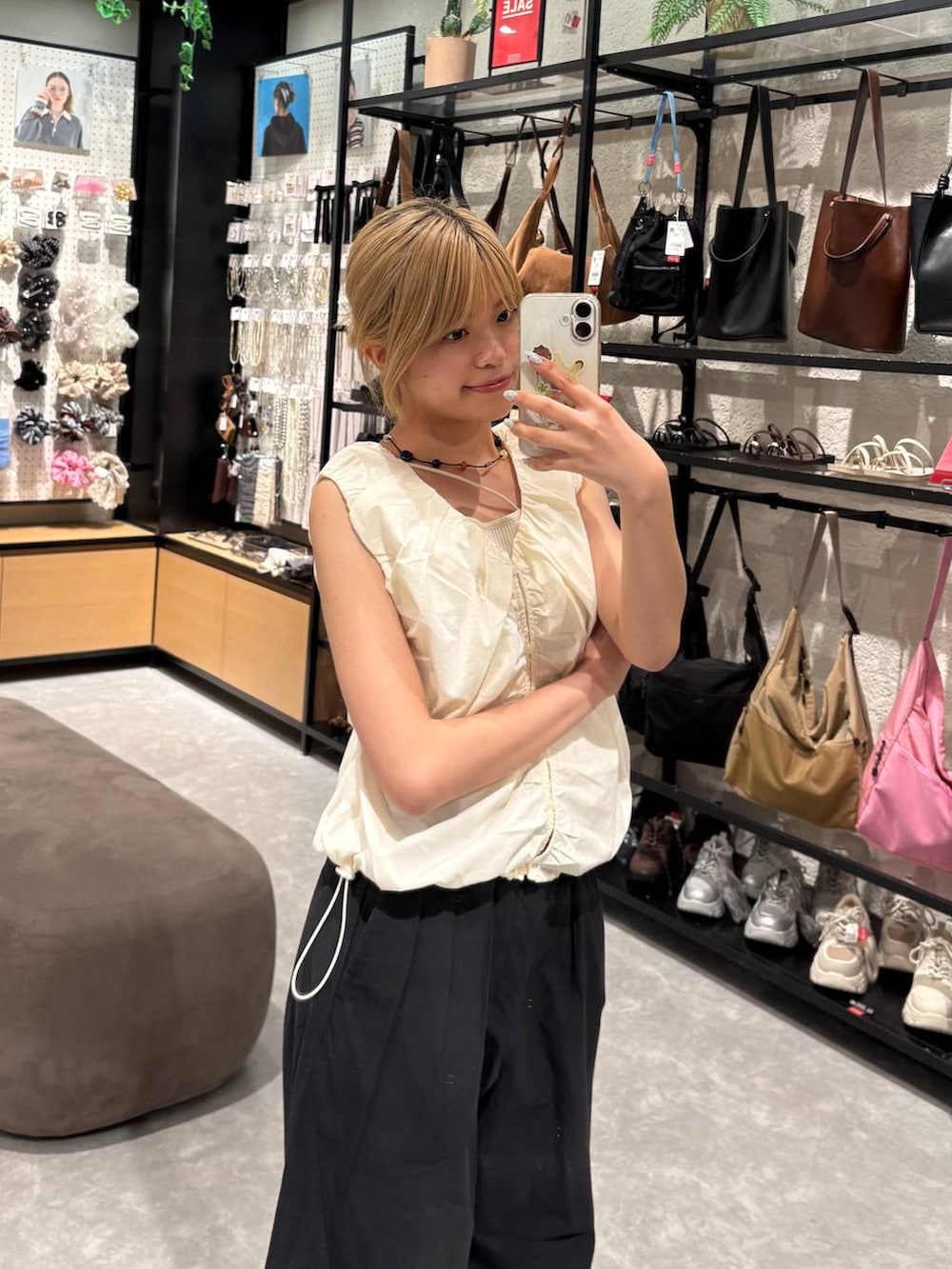 ホワイト系のシャツ/ブラウス、ブラック系のその他パンツ、ブラウン系のサンダルを着用したレディースの夏コーディネートの2枚目の写真