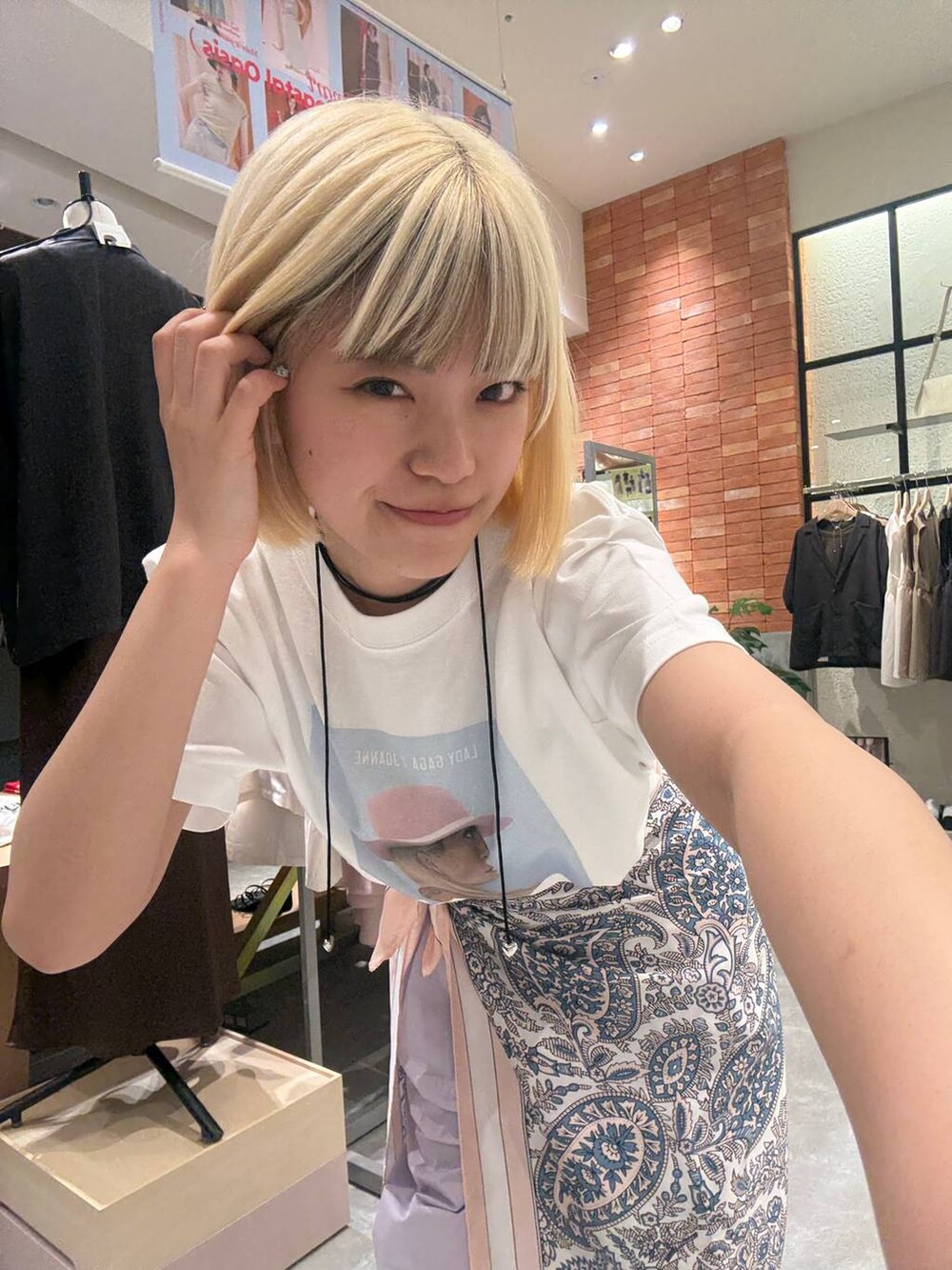 シルバー系のサンダル、ホワイト系のTシャツ/カットソー、パープル系のスラックスを着用したレディースの春コーディネートの5枚目の写真