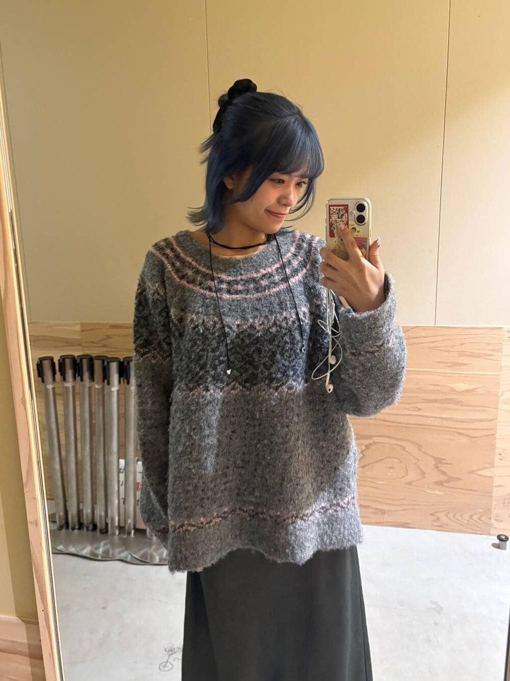 グレー系のスカート、グレー系のニット/セーターを着用したレディースの冬コーディネートの2枚目の写真