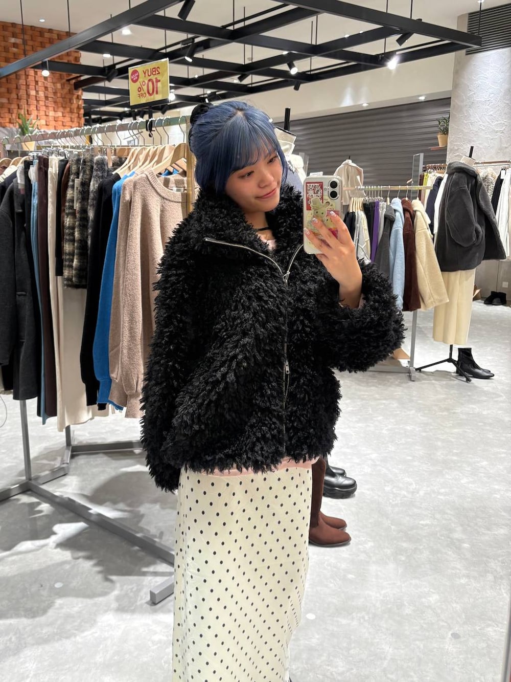 ホワイト系のスカート、ピンク系のTシャツ/カットソー、ブラック系のブーツを着用したレディースの冬コーディネートの7枚目の写真