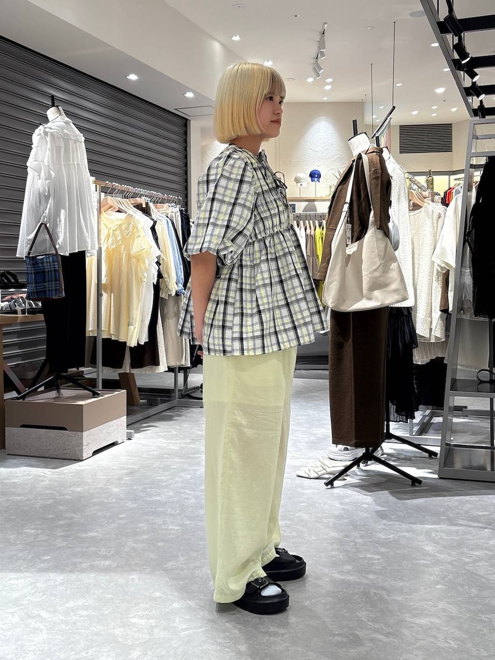 グリーン系のその他パンツ、ホワイト系のシャツ/ブラウス、ブラック系のサンダルを着用したレディースの夏コーディネートの4枚目の写真