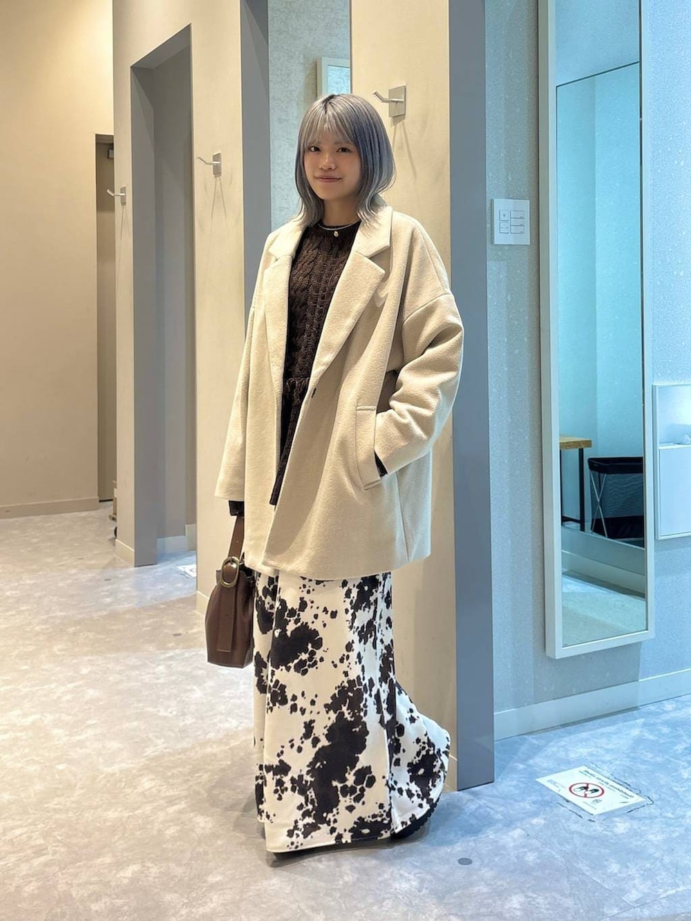 その他のスカート、ホワイト系のその他アウター、ブラウン系のニット/セーターを着用したレディースの冬コーディネートの5枚目の写真