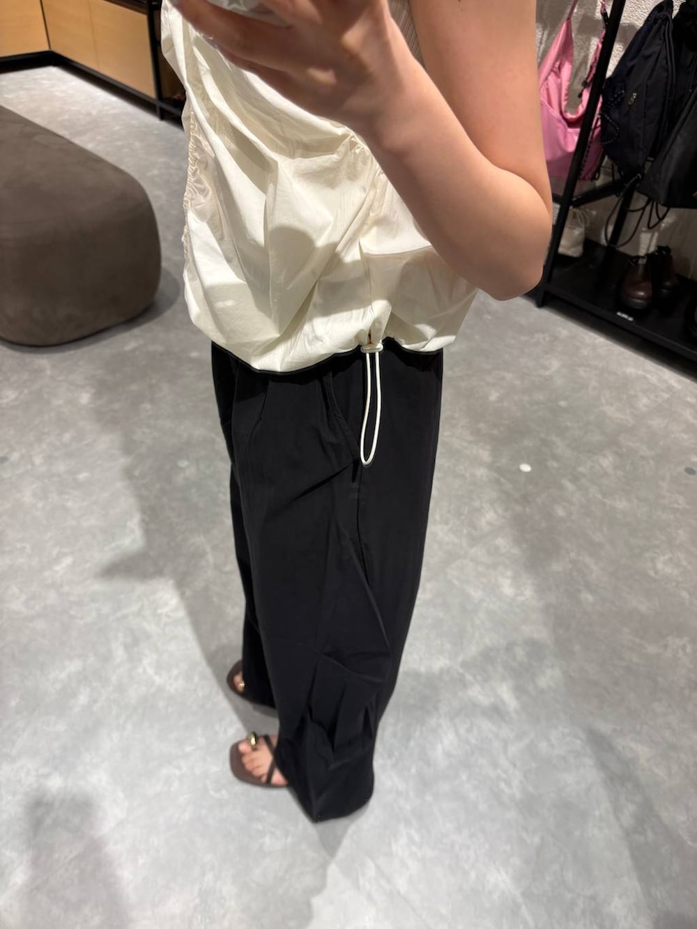 ホワイト系のシャツ/ブラウス、ブラック系のその他パンツ、ブラウン系のサンダルを着用したレディースの夏コーディネートの5枚目の写真